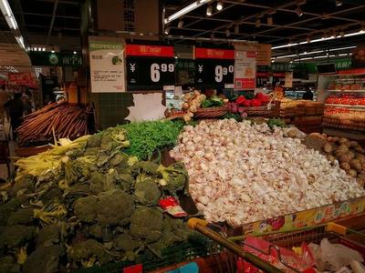 興高采烈進(jìn)南寧農(nóng)副產(chǎn)品平價(jià)專(zhuān)營(yíng)區(qū)，一看價(jià)格讓人哭笑不得